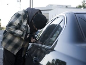 κλέφτης προσπαθεί να παραβιάσει ένα αμάξι